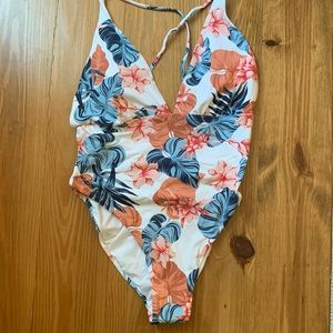 Printed Beach Classics One Piece Swimsuit Size Large. PT Beach Classics OnePiece